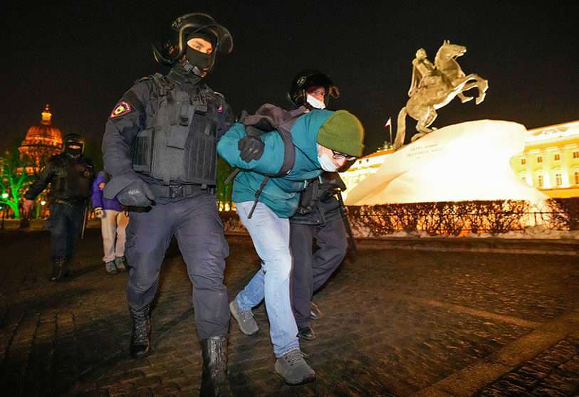 AP/DMITRY LOVETSKY - La policía detiene a manifestantes durante una acción contra el ataque de Rusia a Ucrania en San Petersburgo, Rusia, el lunes 28 de febrero de 2022