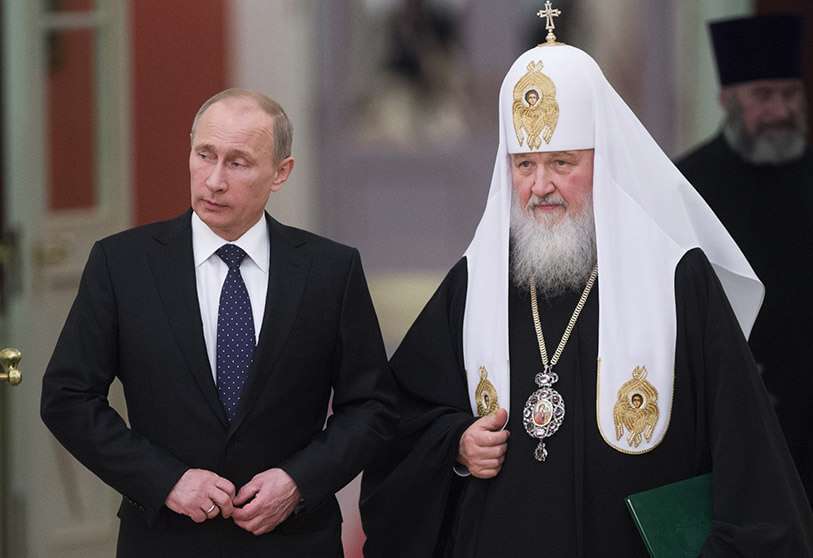 El presidente de Rusia, Vladímir Putin (izq.), y el patriarca de Moscú y toda Rusia, Kirill, llegan a la reunión con los obispos de la iglesia ortodoxa rusa en Moscú el 1 de febrero de 2013 REUTERS/SERGEI GUNYEEV/RIA NOVOSTI