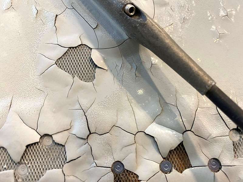 Una imagen sin fecha muestra lo que parece ser pintura descascarillada, grietas y lámina de cobre expandida (ECF) expuesta en el fuselaje de un avión Airbus A350 de Qatar Airways inmovilizado por el regulador qatarí