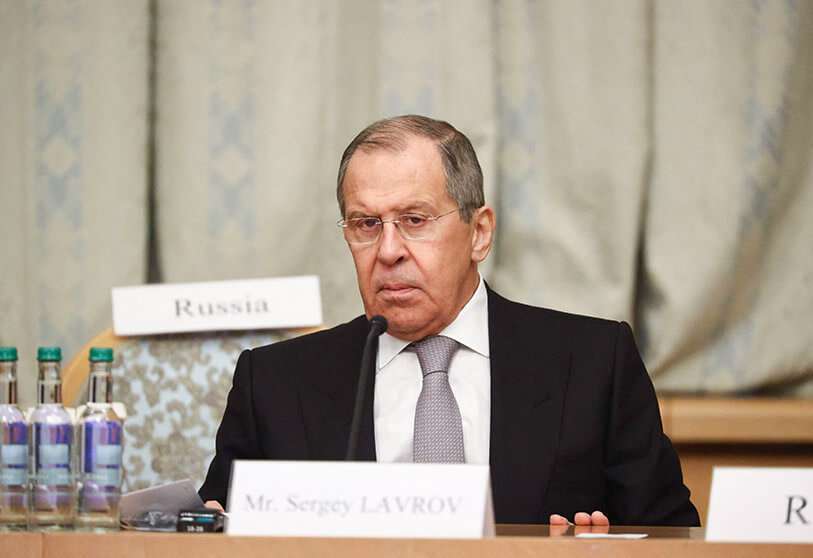 El ministro de Asuntos Exteriores ruso, Sergei Lavrov, se dirige a los miembros de las delegaciones estadounidense, china, afgana y talibán al comienzo de una conferencia internacional sobre Afganistán sobre la solución pacífica del conflicto en Moscú