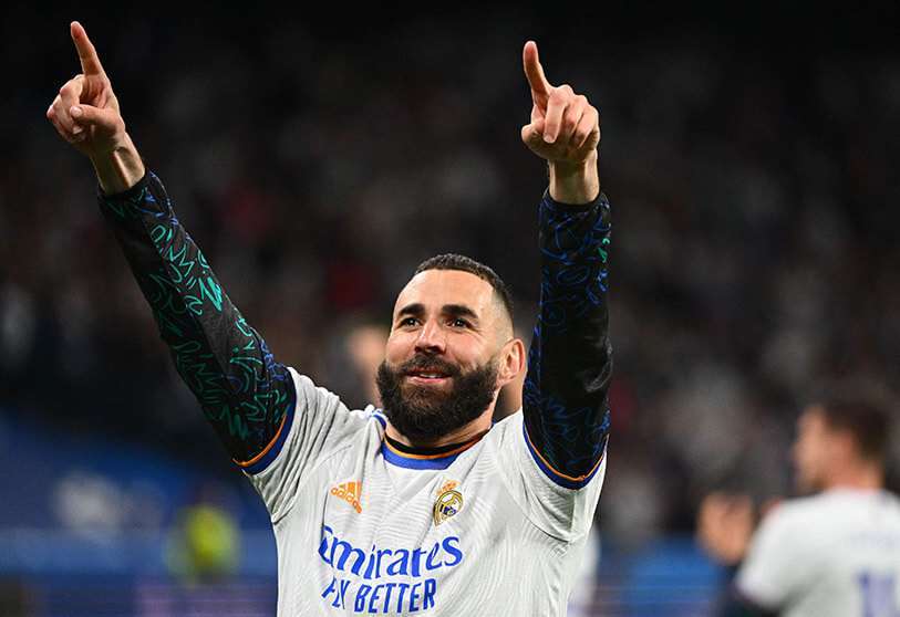 El delantero francés del Real Madrid Karim Benzema celebra el tercer gol de su equipo durante el partido de fútbol de vuelta de las semifinales de la UEFA Champions League entre el Real Madrid CF y el Manchester City en el estadio Santiago Bernabéu en Madrid el 4 de mayo de 2022 AFP/GABRIEL BOUYS