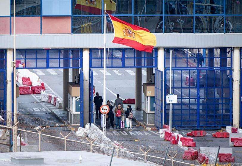 AFP/FADEL SENNA - Fotografía de archivo de la frontera entre la ciudad marroquí de Fnideq y el enclave español de Ceuta