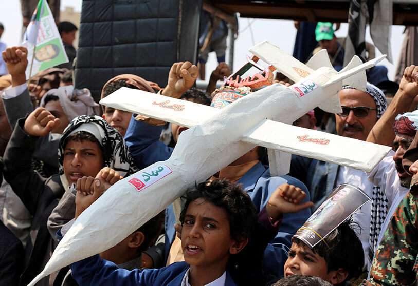 PHOTO/REUTERS - Seguidores del movimiento hutí portan un dron simulado durante un mitin celebrado para conmemorar la Ashura en Saada, Yemen