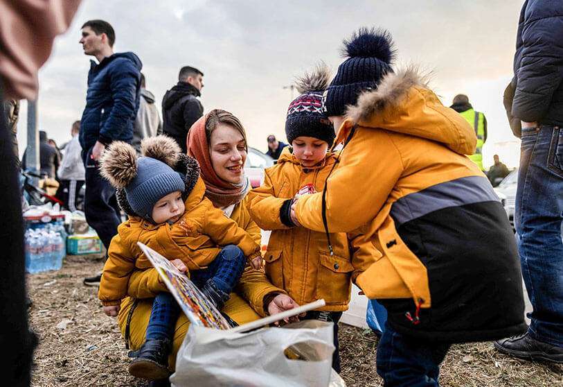 AFP/WOJETK RADWANSKI - Refugiados ucranianos llegan desde el paso fronterizo peatonal de Medyka, en Przemsyl, al este de Polonia, el 26 de febrero de 2022, tras la invasión rusa de Ucrania