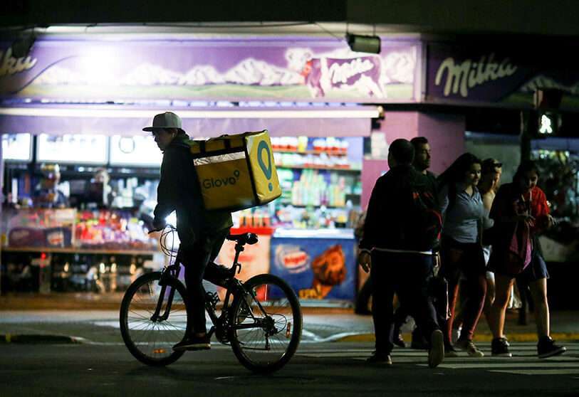 Un repartidor de bicicletas Glovo en Buenos Aires, Argentina. El 10 de abril de 2019 REUTERS/AGUSTIN MARCARIAN