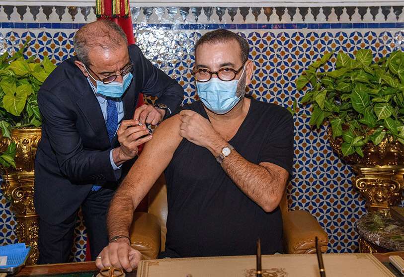 el rey de Marruecos, Mohammed VI, a la derecha, recibe la vacuna COVID-19  PHOTO/PALACIO REAL DE MARRUECOS via AP