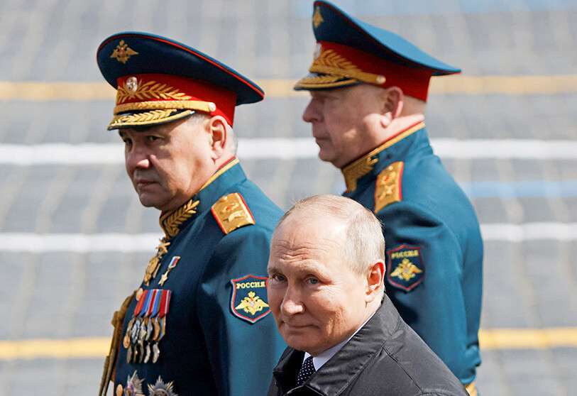 El presidente ruso, Vladímir Putin, el ministro de Defensa, Serguéi Shoigu, y el jefe de las fuerzas terrestres rusas, Oleg Salyukov, caminan después de un desfile militar en el Día de la Victoria, que marca el 77º aniversario de la victoria sobre la Alemania nazi en la Segunda Guerra Mundial, en la Plaza Roja en el centro de Moscú, Rusia, el 9 de mayo de 2022 REUTERS/MAXI SHEMETOV