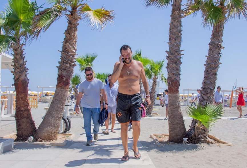 Salvini mantiene sus vacaciones mientras niega ayuda a los inmigrantes