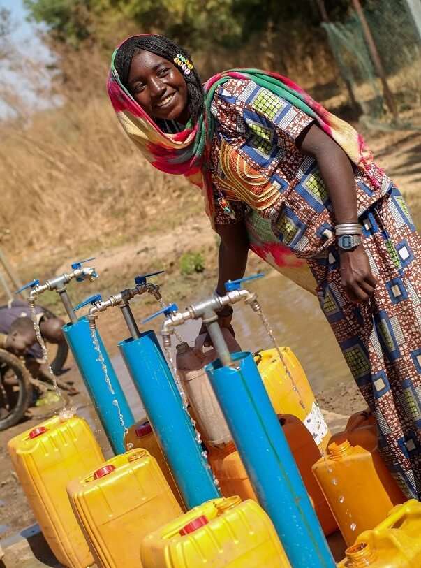 PHOTO/PNUD NIGERIA/ENO JONATHAN – Una mujer nómada recoge agua en Nigeria