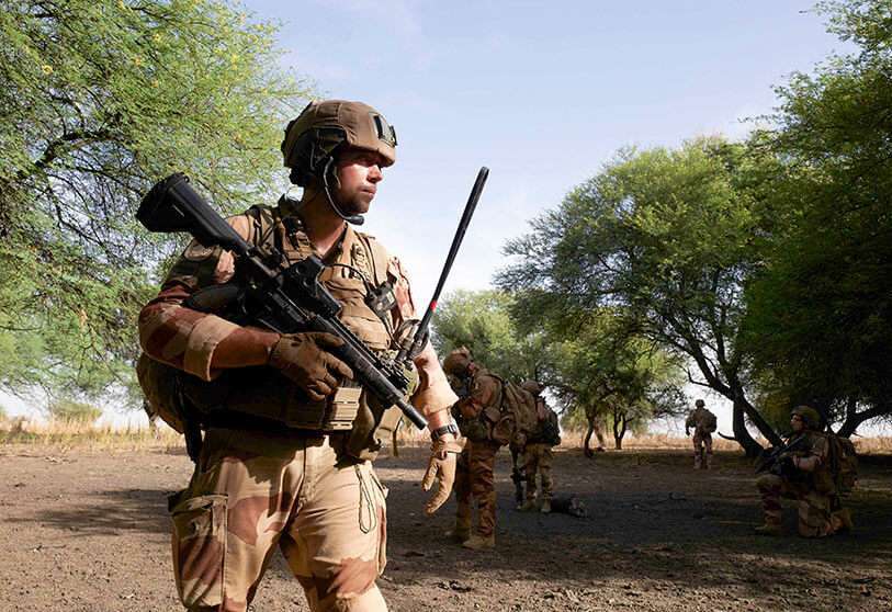 Un grupo de soldados del Ejército francés patrulla en el Sahel
