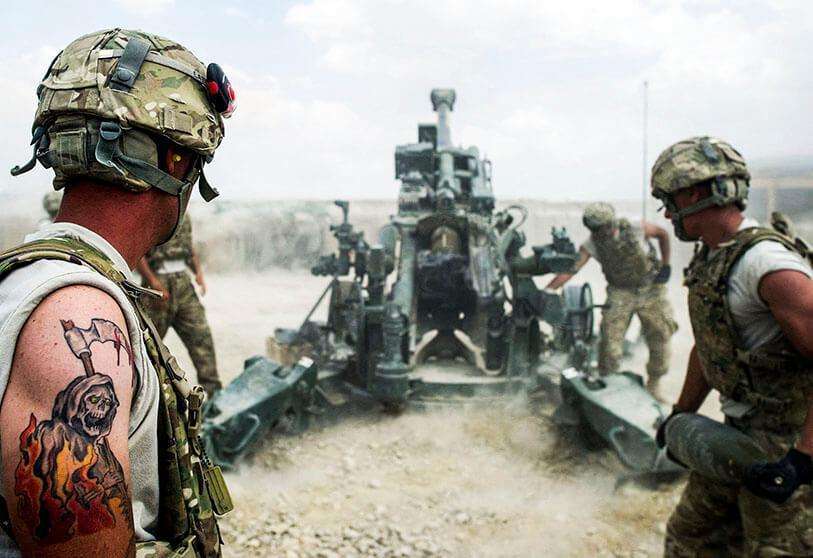 Soldados del pelotón del Fa Alfa 177, cargan una unidad de artillería de 155 mm en la Base Operativa Avanzada (FOB) Kuschamond, Afganistán