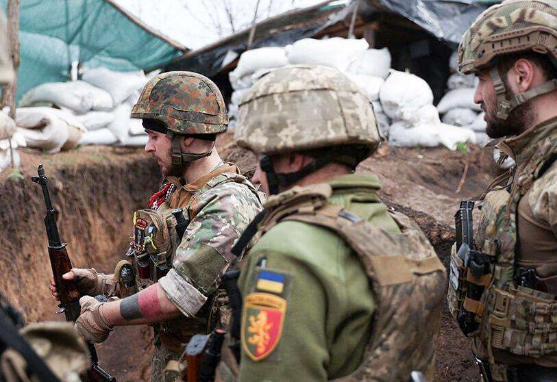 AFP/ANATOLII STEPANOV - Soldados ucranianos en una trinchera en la línea del frente con las tropas rusas en la región de Lugansk el 11 de abril de 2022