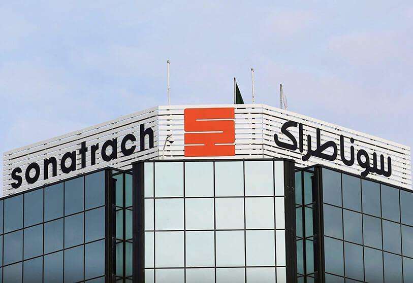 REUTERS/RAMZI BOUDINA - El logo de la compañía estatal de energía Sonatrach está en la sede de Argel, Argelia