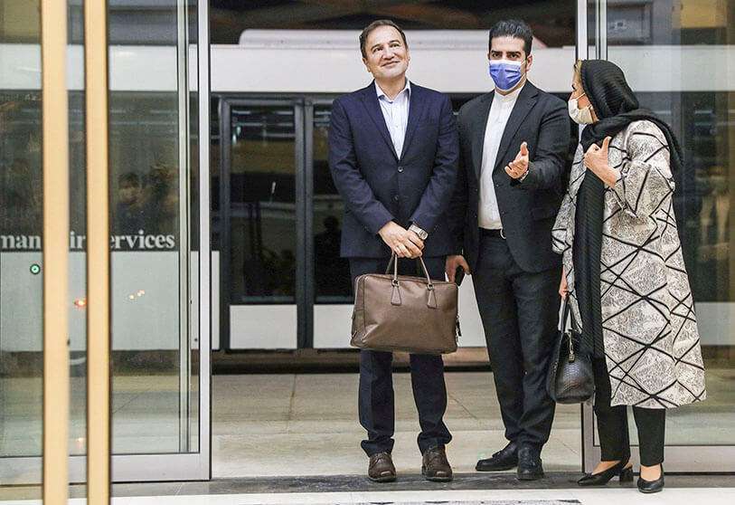 AFP/MAJID ASGARIPOUR - El doctor iraní Majid Taheri (L), que estuvo detenido en los Estados Unidos durante 16 meses, es recibido por su esposa y un funcionario del Ministerio de Relaciones Exteriores iraní a su llegada al Aeropuerto Internacional Imam Jomeini de Teherán el 8 de junio de 2020 