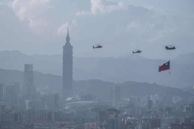 Lim Yik-Fei, The New York Times - Helicópteros AH-64 Apache y CH-47 Chinook taiwaneses desfilan en Taipéi el pasado 5 de octubre