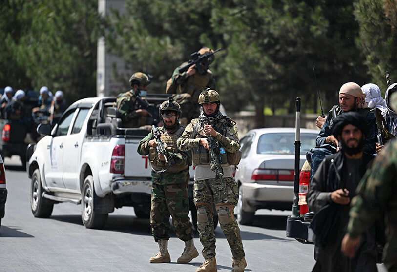 talibanes-aeropuerto-kabul