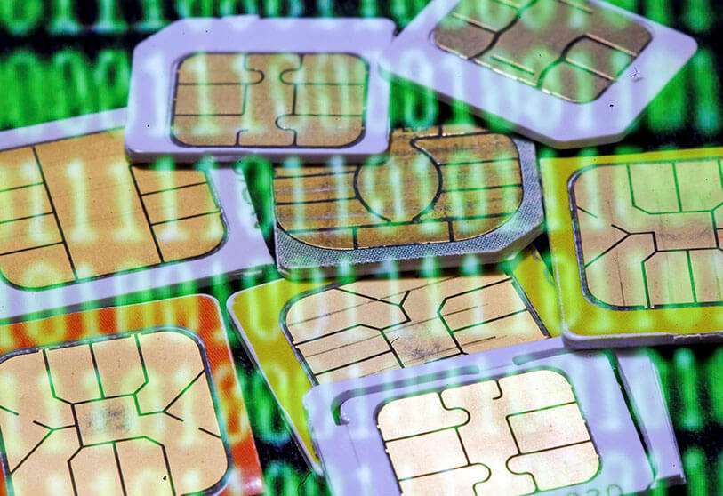 PHOTO/AP - Tarjetas SIM. El 14 de mayo de 2019, WhatsApp animó a sus usuarios a actualizar la aplicación para cubrir una brecha de seguridad que permitía a atacantes sofisticados introducir a escondidas programas espía en los teléfonos
