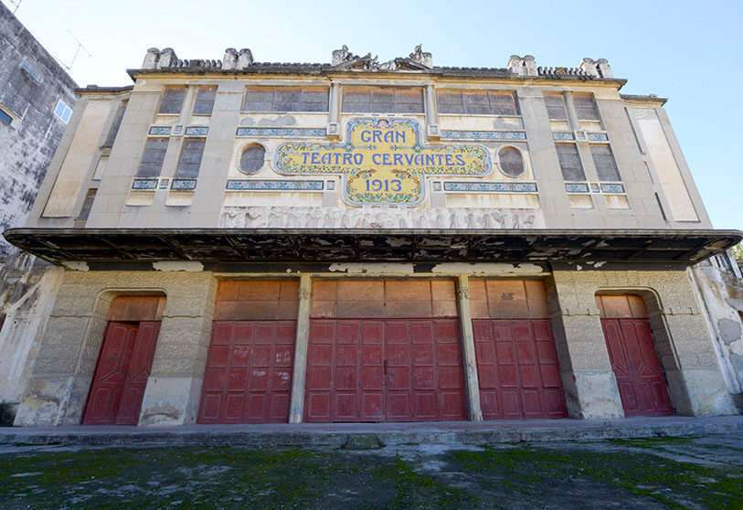 Esta foto de archivo tomada el 22 de enero de 2014 muestra el exterior del teatro Cervantes en la ciudad portuaria marroquí de Tánger. PHOTO/AFP