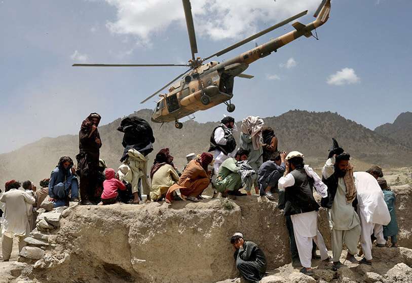 Un helicóptero talibán despega tras llevar ayuda al lugar de un terremoto en Gayan, Afganistán, el 23 de junio de 2022 REUTERS/ALI KHARA