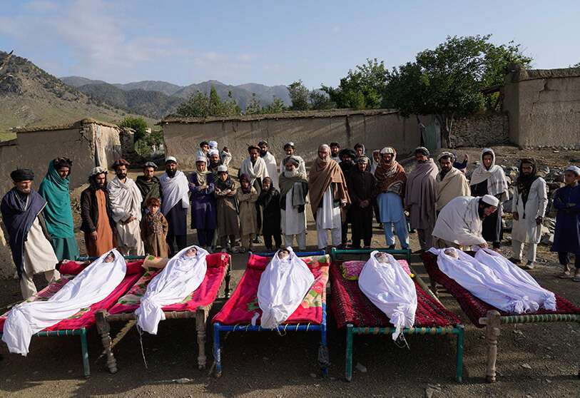 Afganos junto a los cuerpos de sus familiares muertos en un terremoto en el pueblo de Gayan, en la provincia de Paktika, Afganistán, el jueves 23 de junio de 2022 AP/EBRAHIM NOOROOZI