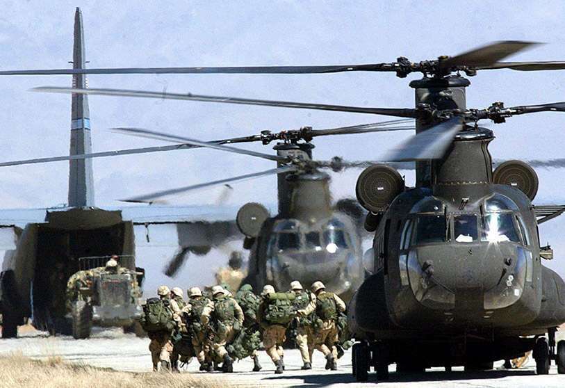 En esta foto de archivo de soldados estadounidenses desembarcando de un helicóptero CH-46 Chinook en la base aérea de Bagram AFP/ ROSLAN RAHMAN