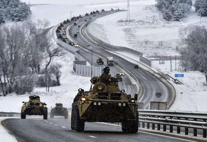 PHOTO/AP - Un convoy de vehículos blindados rusos avanza por una carretera en Crimea, el martes 18 de enero de 2022 
