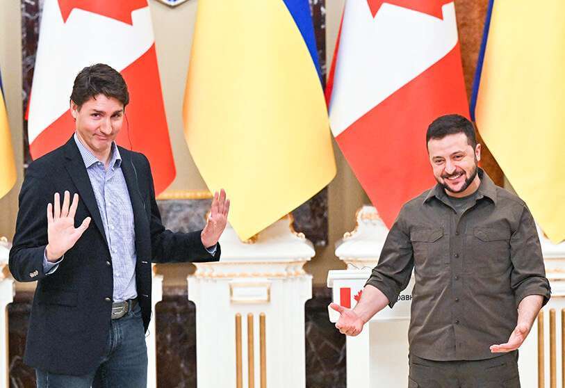 El presidente ucraniano, Volodymyr Zelensky (d), y el primer ministro de Canadá, Justin Trudeau (i), gesticulan durante una rueda de prensa conjunta en Kiev, el 8 de mayo de 2022 AFP/SERGEI SUPINSKY