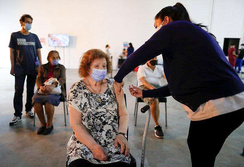 REUTERS/AGUSTIN MARCARIAN - Una mujer recibe una dosis de la vacuna Sputnik V (Gam-COVID-Vac) contra la enfermedad del coronavirus (COVID-19)