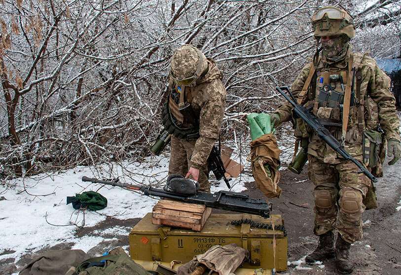 AP/ANDREW MARIENKO - Soldados ucranianos manipulan equipos en las afueras de Kharkiv, Ucrania