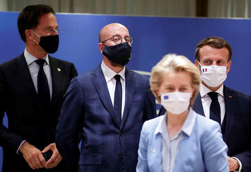 El primer ministro holandés Mark Rutte, el presidente del Consejo Europeo Charles Michel, el presidente francés Emmanuel Macron y la presidenta de la Comisión Europea Úrsula von der Leyen