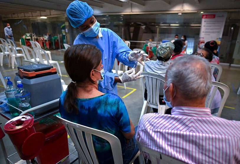 Un trabajador sanitario prepara una dosis de la vacuna de Pfizer-BioNTech contra la COVID-19 en el estadio olímpico Pascual Guerrero, en Cali, Colombia, el 26 de abril de 2021
