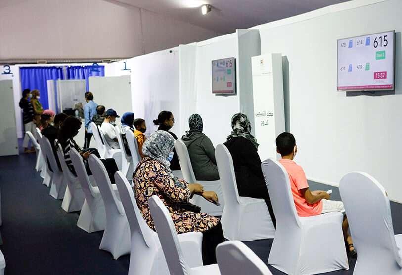 Personas vacunadas esperan en la sala de espera designada después de recibir una dosis de la vacuna COVID-19 en el Smart Vaccinodrome en el suburbio de Casablanca, Marruecos