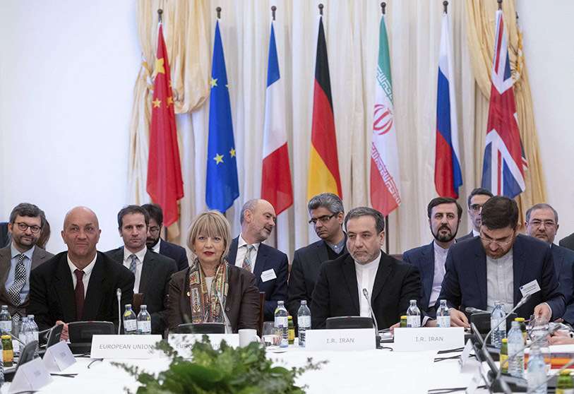 Abbas Araghchi (C-D), adjunto político del Ministerio de Asuntos Exteriores de Irán, y la secretaria general del Servicio de Acción Exterior de la Unión Europea (SEAE) Helga Schmid (C-I) asisten a una reunión de la Comisión Conjunta del JCPOA sobre el programa nuclear de Irán en la oficina de la Delegación de la UE ante las Organizaciones Internacionales en Viena