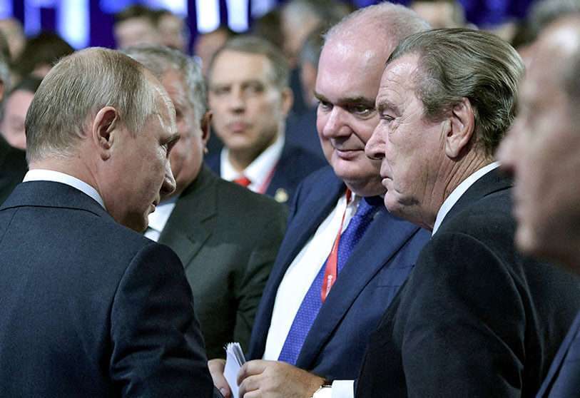 El presidente ruso Vladímir Putin y el excanciller alemán Gerhard Schroeder, presidente del comité de accionistas de Nord Stream AG, asisten al Foro Internacional de la Semana de la Energía en Moscú, Rusia, el 2 de octubre de 2019 KREMLIN/ALEXEI NIKOLSKY via REUTERS