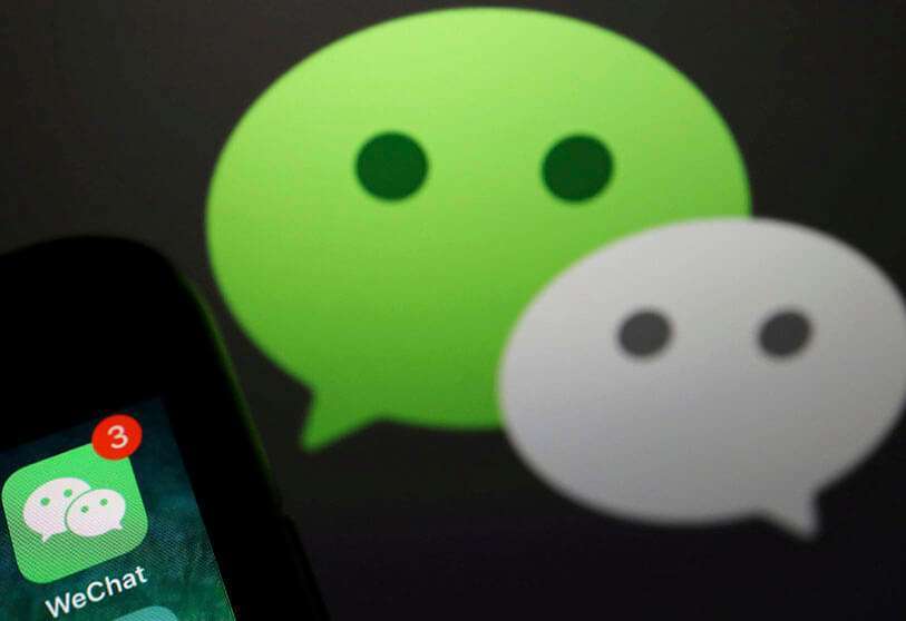 La aplicación de mensajería WeChat se ve junto a su logotipo en esta foto ilustrativa