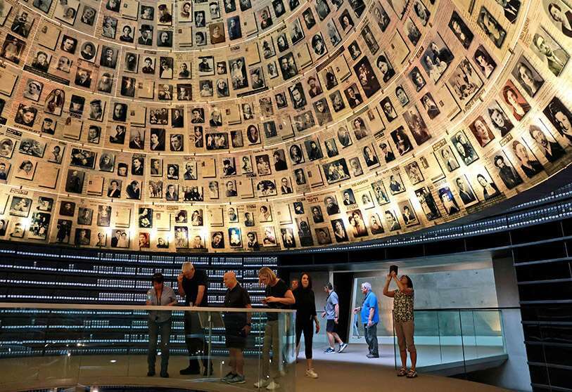 Visitantes recorren la Sala de los Nombres durante una visita al museo conmemorativo del Holocausto de Yad Vashem en Jerusalén AFP/MENAHEM KAHANA