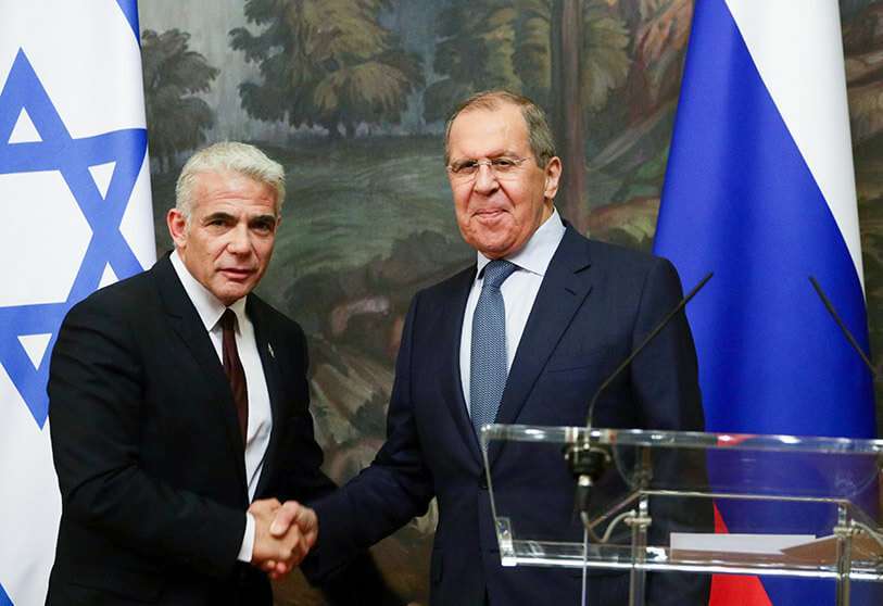El ministro de Asuntos Exteriores ruso, Sergei Lavrov, estrecha la mano de su homólogo israelí, Yair Lapid, durante una rueda de prensa tras sus conversaciones en Moscú, Rusia, el 9 de septiembre de 2021 PHOTO/ Ministerio de Asuntos Exteriores de Rusia via REUTERS