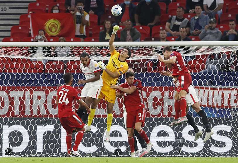 El jugador del Sevilla Yassine Bounou, en el partido entre el Bayern de Múnich y el Sevilla, en la competicón  Supercopa de Europa, el 24 de septiembre de 2020 REUTERS/BERNADETT SZABO